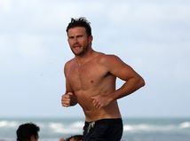 Herec Scott Eastwood na pláži v Miami predvádzal ukážkové svaly. 
