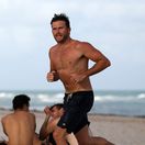 Herec Scott Eastwood na pláži v Miami predvádzal ukážkové svaly. 