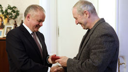 Kiska odovzdal Bezákovi dar od pápeža Františka