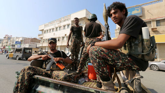 Jemenskí povstalci začali s odsunom z prístavov na západnom pobreží