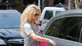 Naozaj má Shakira po 40-ke? Postavičku študentky predviedla v šortkách
