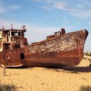 Aralské jazero, loď, vrak, púšť, piesok