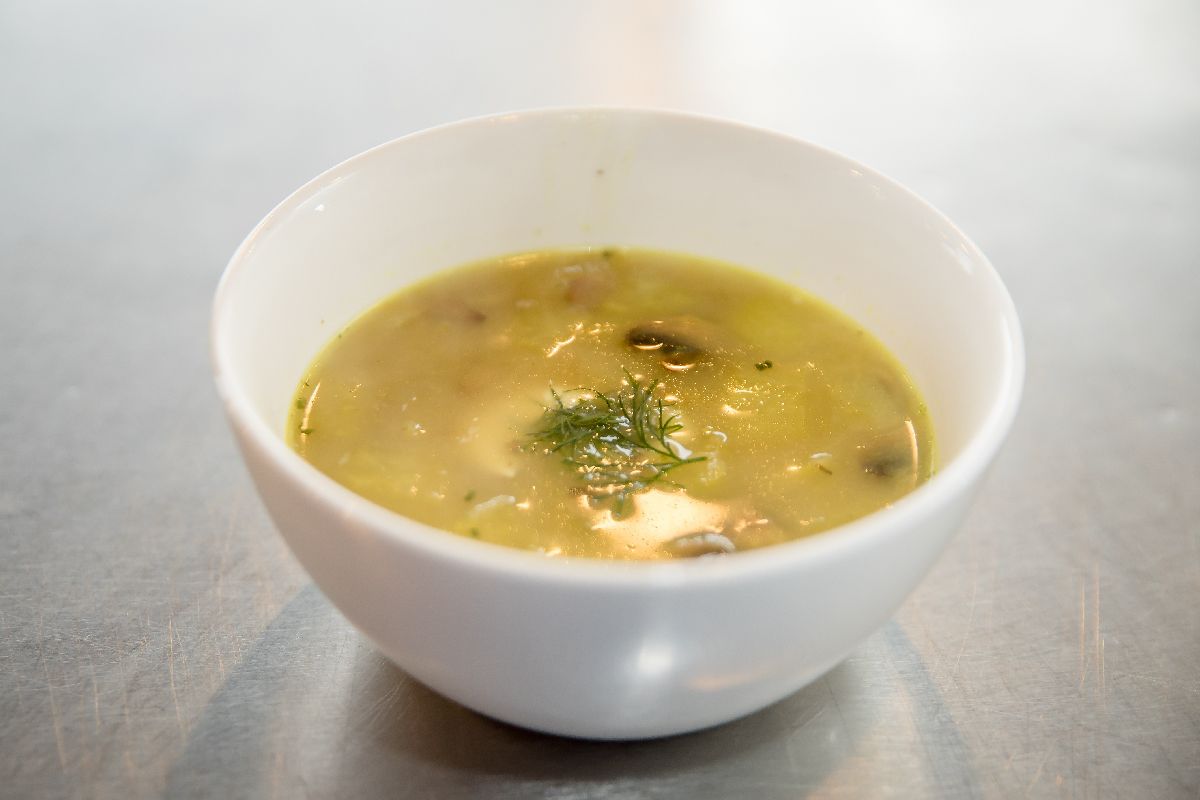 Hubová polievka ozdobená kôprom.