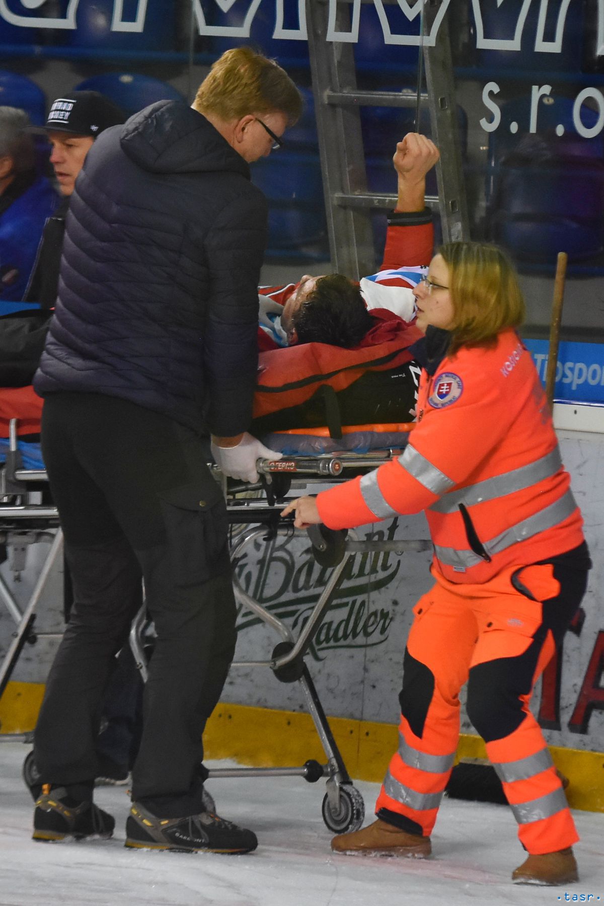 Záchranári odvážajú na nosidlách zraneného...