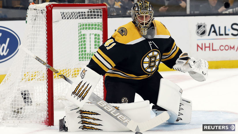 Jaroslav Halák v drese Bostonu počas zápasu s...