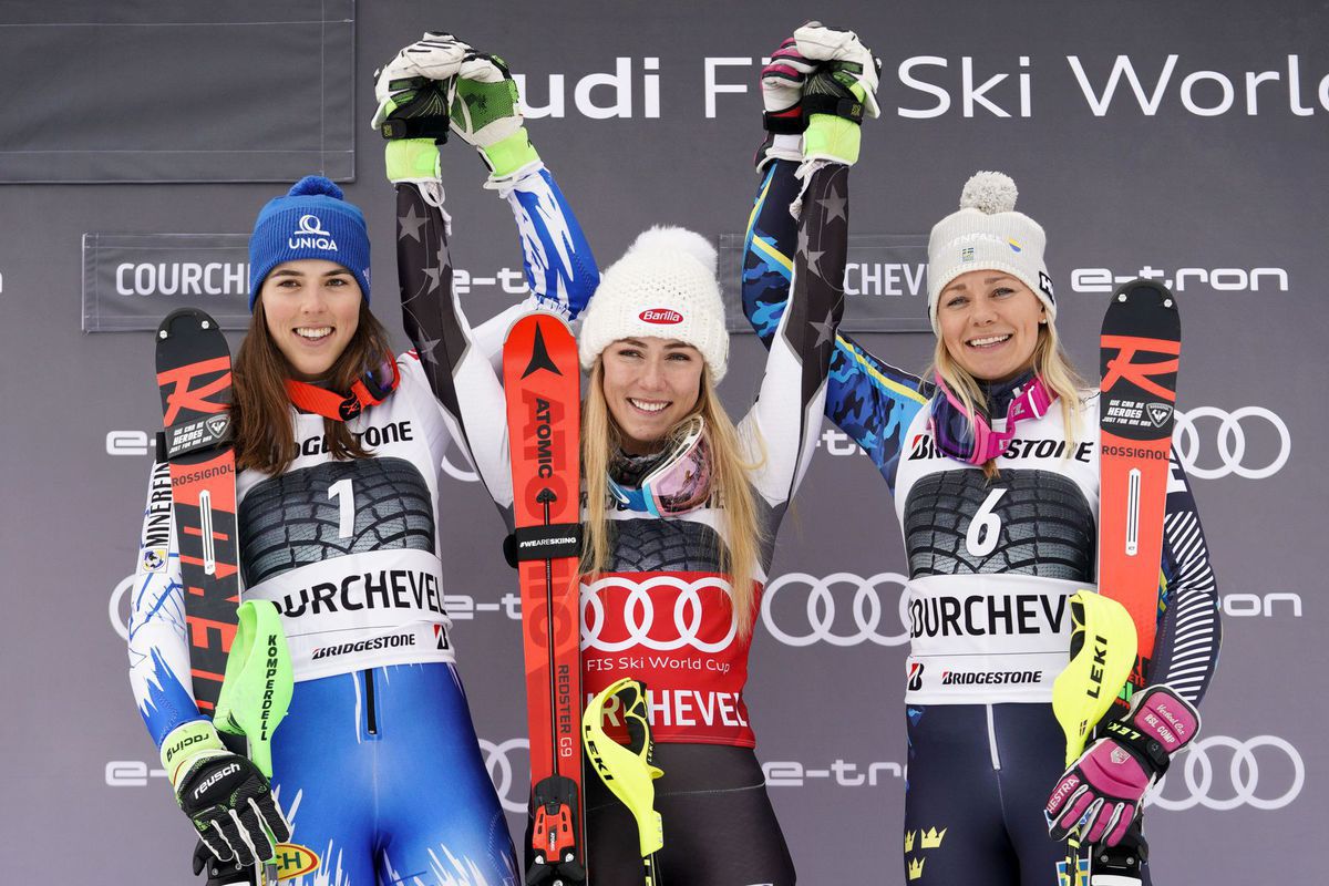 Mikaela Shiffrinová (v strede), druhá Petra...