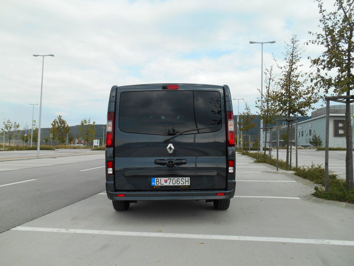 Vzadu nájdeme lakovanú rukoväť dverí...