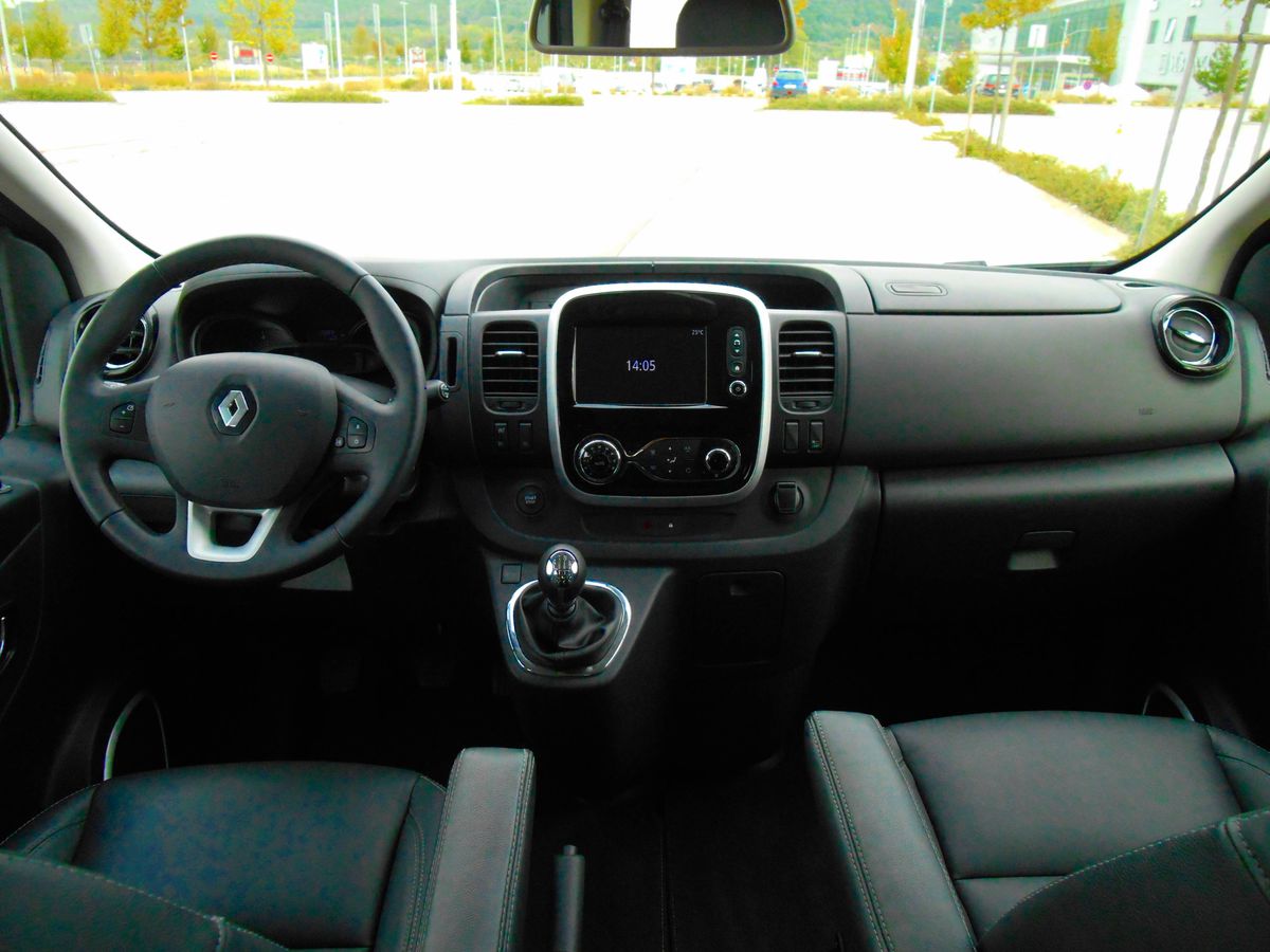 V kabíne je dostatok odkladacích priestorov.