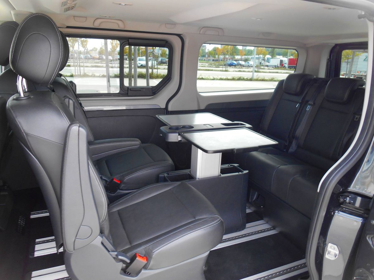 Dvaja cestujúci v druhom rade si môžu užívať...