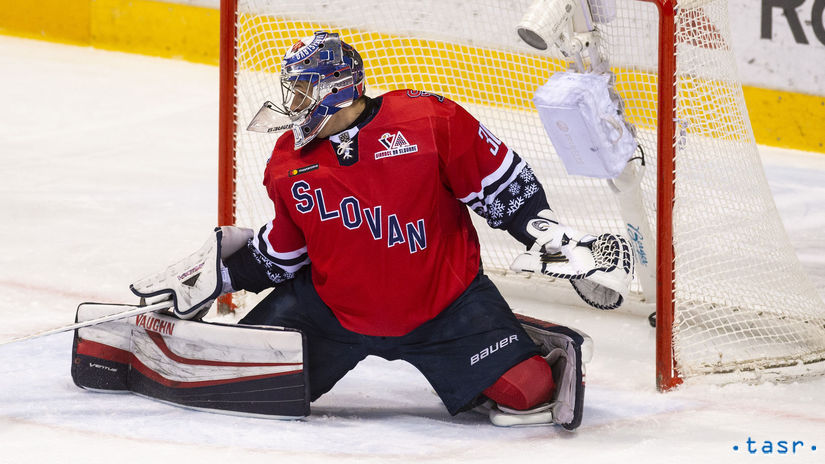 Brankár Slovana Marek Čiliak inkasuje v zápase...