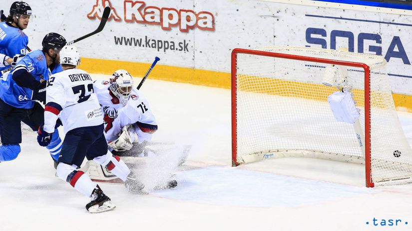 Brankár Nižného Novgorodu Denis Kostin inkasuje...