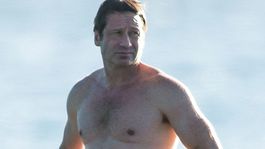 David Duchovny na pláži? Ťahá mu na 60, ale formu mu môžu závidieť!
