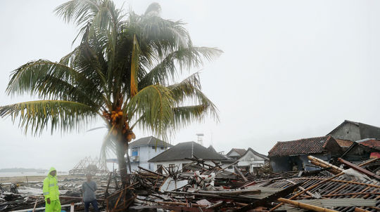 Indonézske úrady varovali obyvateľov, aby sa vyhli pobrežiu v blízkosti sopky