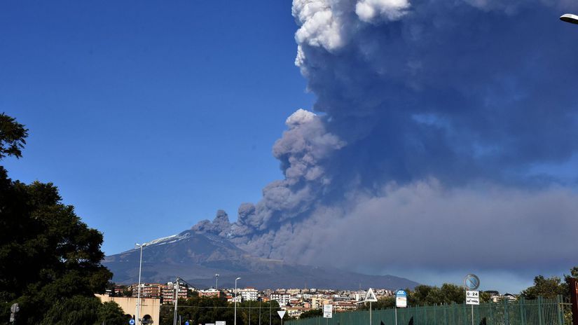 Taliansko Sicília Etna sopka puklina láva popol