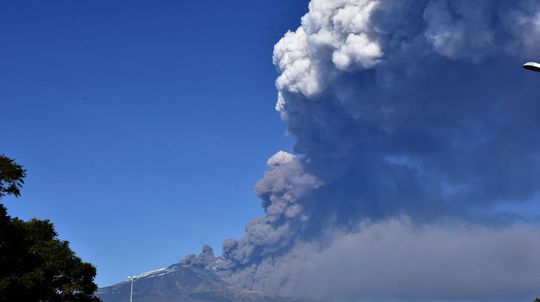 Sopka Etna opäť vybuchla, popol zastavil prevádzku letiska v Catanii