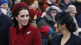 Vojvodkyňa Kate z Cambridge (vľavo) a jej švagriná vojvodkyňa Meghan zo Sussexu prichádzajú na vianočnú bohoslužbu v Sandrighame.