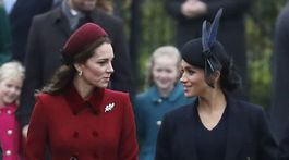 Vojvodkyňa Kate z Cambridge (vľavo) a jej švagriná vojvodkyňa Meghan zo Sussexu prichádzajú na vianočnú bohoslužbu v Sandrighame.