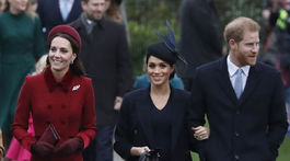 Zľava: Vojvodkyňa Kate z Cambridge, jej švagriná vojvodkyňa Meghan zo Sussexu a princ Harry prichádzajú na vianočnú bohoslužbu v Sandrighame.