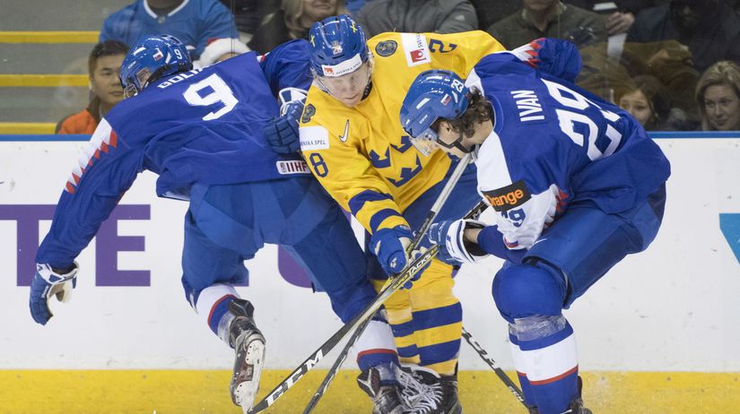  Andrej Golian a Michal Ivan sa snažia zastaviť...