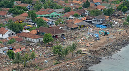 Počet evakuovaných v dôsledku cunami v Indonézii prekročil 40-tisíc