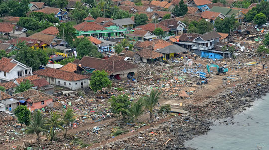 Počet evakuovaných v dôsledku cunami v Indonézii prekročil 40-tisíc