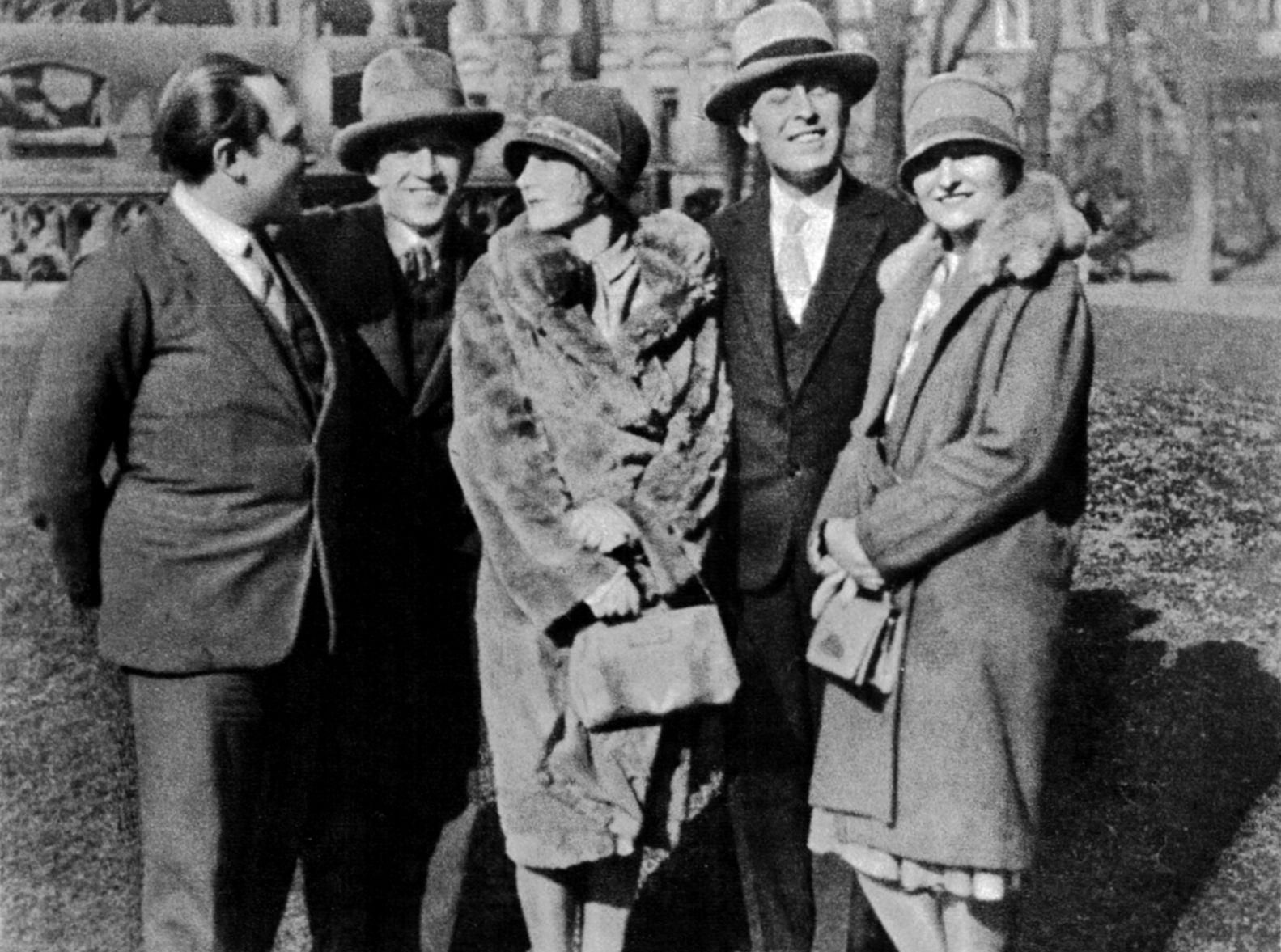 Vítězslav Nezval hľadí do očí neznámej žene...