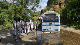 autobus, rieka, Srí Lanka