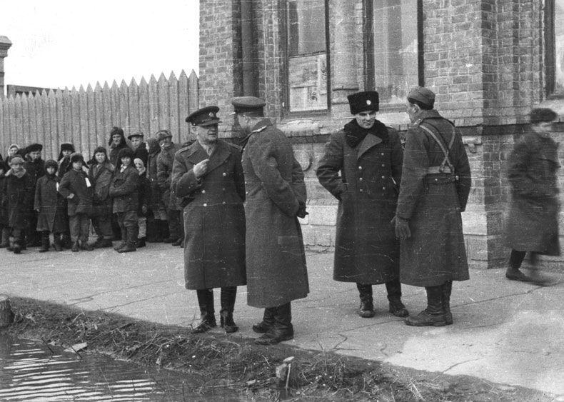 Pred štábom v Buzuluku v roku 1943. Píka (druhý...
