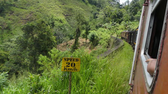 Cesta vlakom po Srí Lanke je zážitkom,...