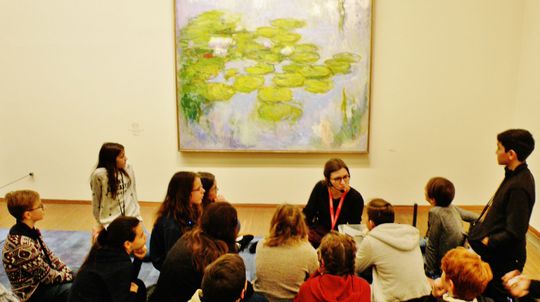 Deti pred Monetovým obrazom v Albertine.