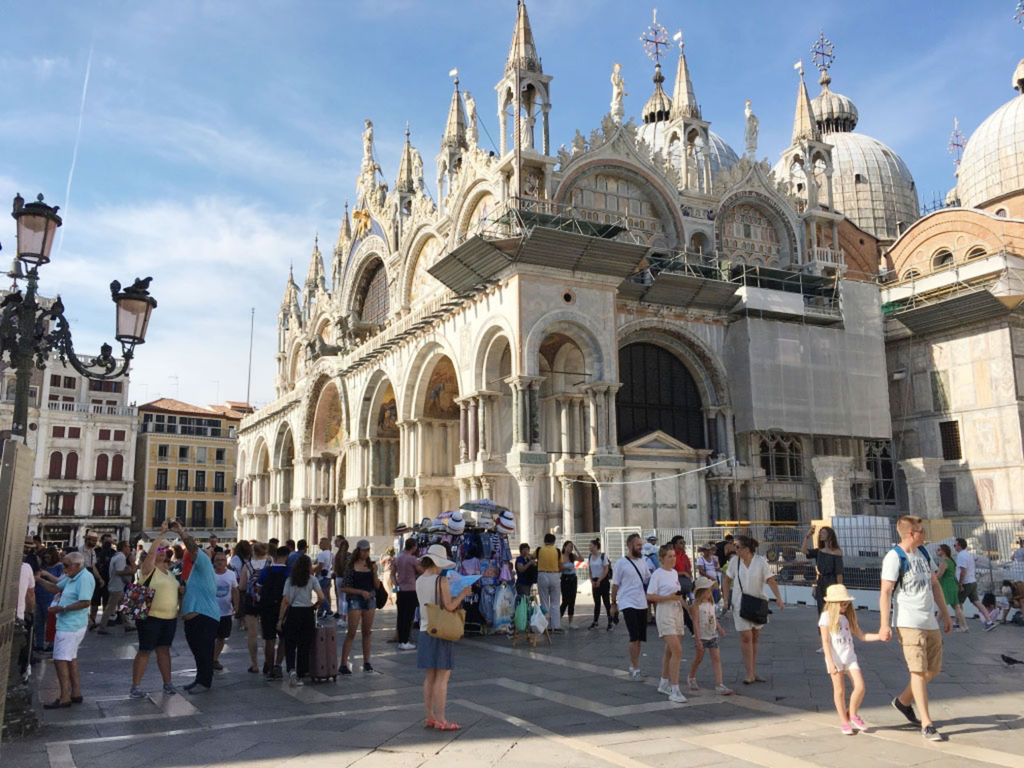 Benátky bývajú počas sezóny plné turistov.