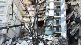 Záchranári prehľadávajú trosky po zrútení sa...