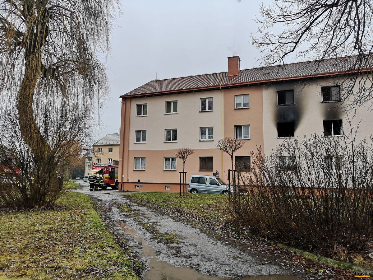 Hasiči zasahujú pri požiari bytu v Dubnici nad...