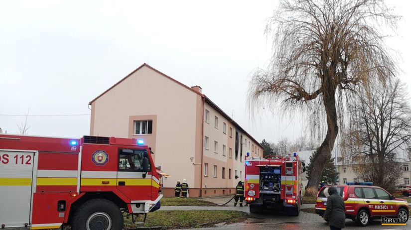 Hasiči zasahujú pri požiari bytu v Dubnici nad...