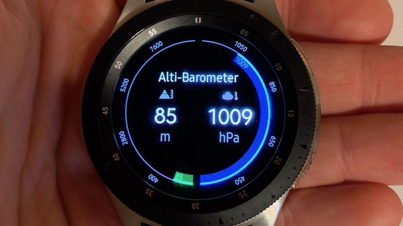 Výškomer na hodinkách Samsung Galaxy Watch.