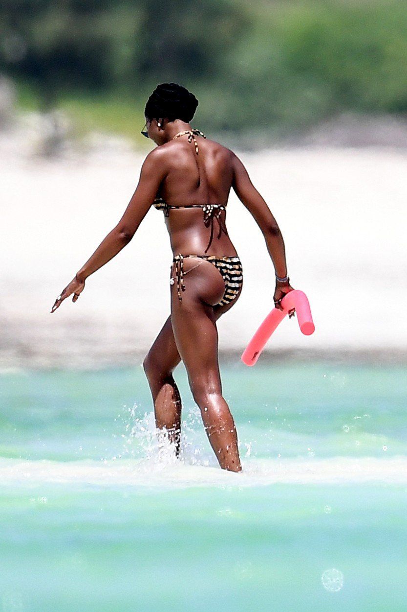 Supermodelka Naomi Campbell na pláži v Keni.