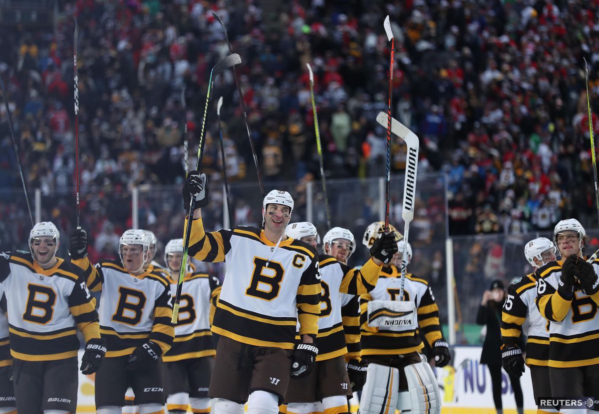 Zdeno Chára so spoluhráčmi z Bostonu po triumfe...