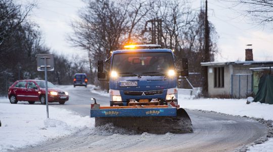 Snehový pluh počas sneženia v bratislavskej...