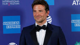 Herec a režisér Bradley Cooper získal sošku pre Režiséra roka. 