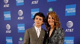 Herec Timothee Chalamet, ktorý si odniesol cenu Spotlight Award, s herečkou Laurou Dernovou.