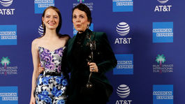 Herečka Olivia Colman (vpravo) s kolegyňou Emmou Stone z filmu Favoritka. 