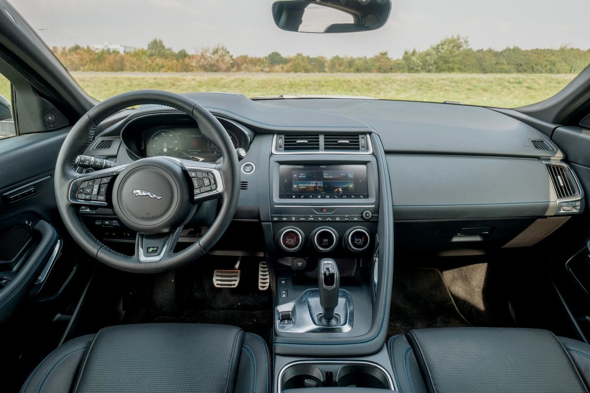 Kabína opäť akcentuje príbuznosť s kupé F-Type....