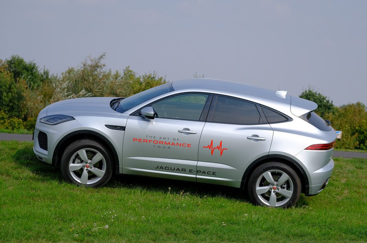 V teréne využíva E-Pace pomerne vyspelý pohon...