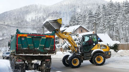 V Terchovej a v Lutišiach vyhlásili pre snehovú kalamitu mimoriadnu situáciu