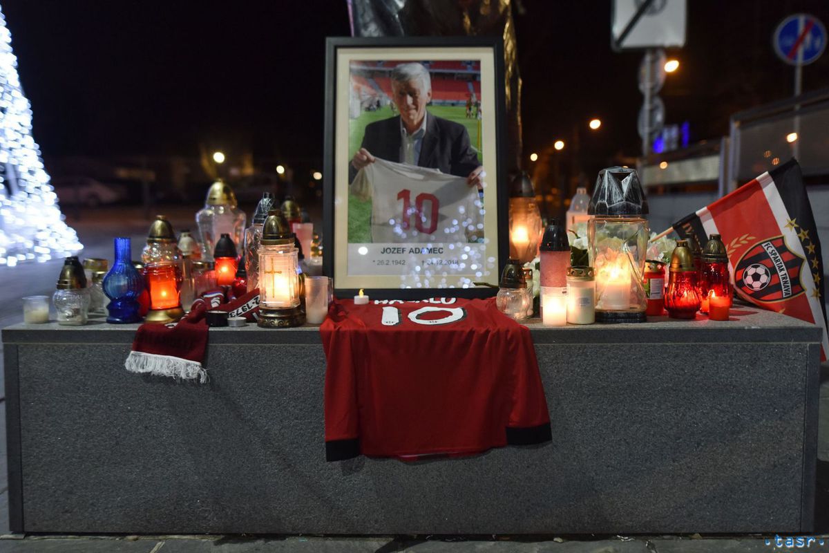 Fanúšikovia Spartaka si zapálením sviečky pri...