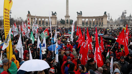 Pokračovali protesty proti Orbánovej vláde. Odborári hrozia štrajkom 