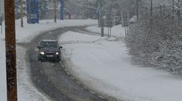 Zasnežená cestná komunikácia na sídlisku...