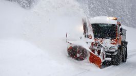 Sneh uväznil v Alpách 12-tisíc turistov