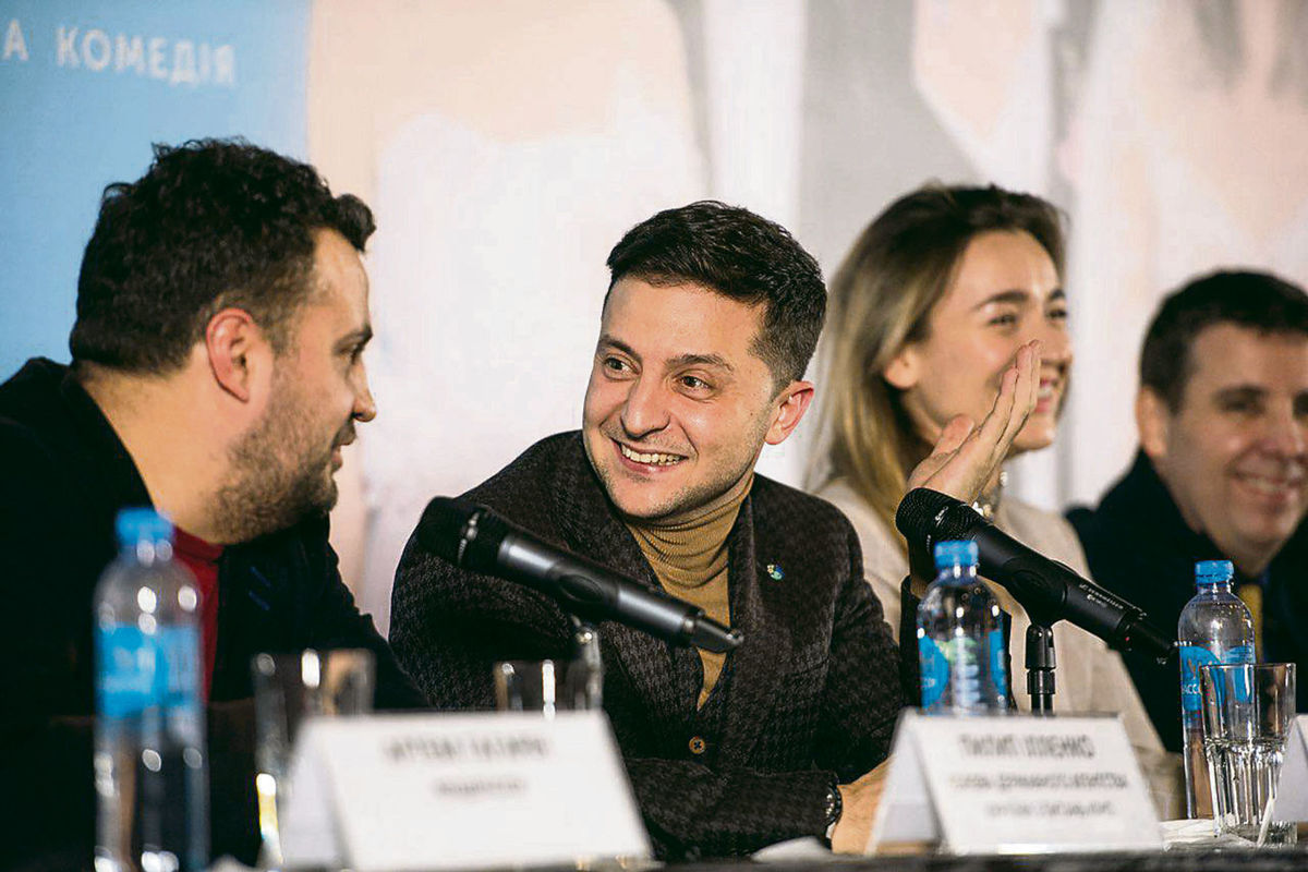Vladimir Zelenskij (druhý zľava) sa oficiálne...