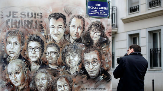 Extrémisti zabili 17 ľudí. Paríž spomínal na obete z Charlie Hebdo